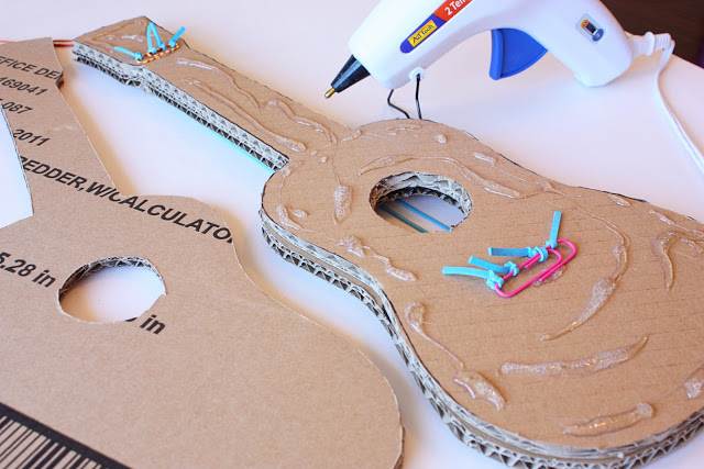 Cách làm đàn Ukelele từ bìa carton