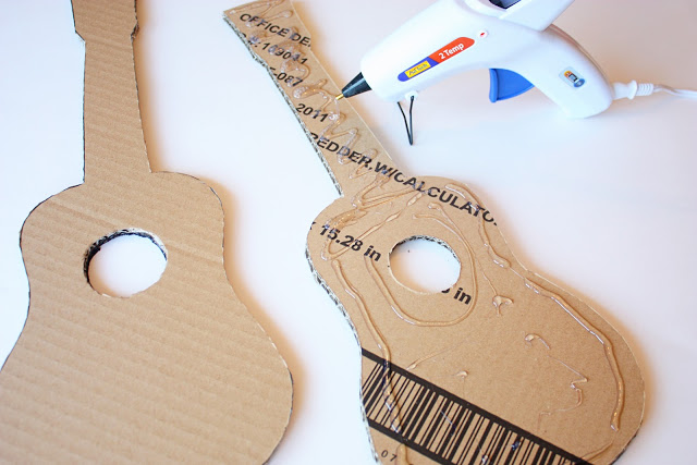 Cách làm đàn Ukelele từ bìa carton